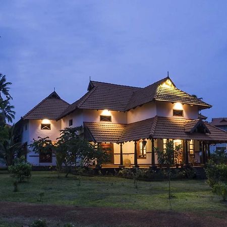 Rasa Gurukul Hotel Kizhake Chalakudi Exterior photo