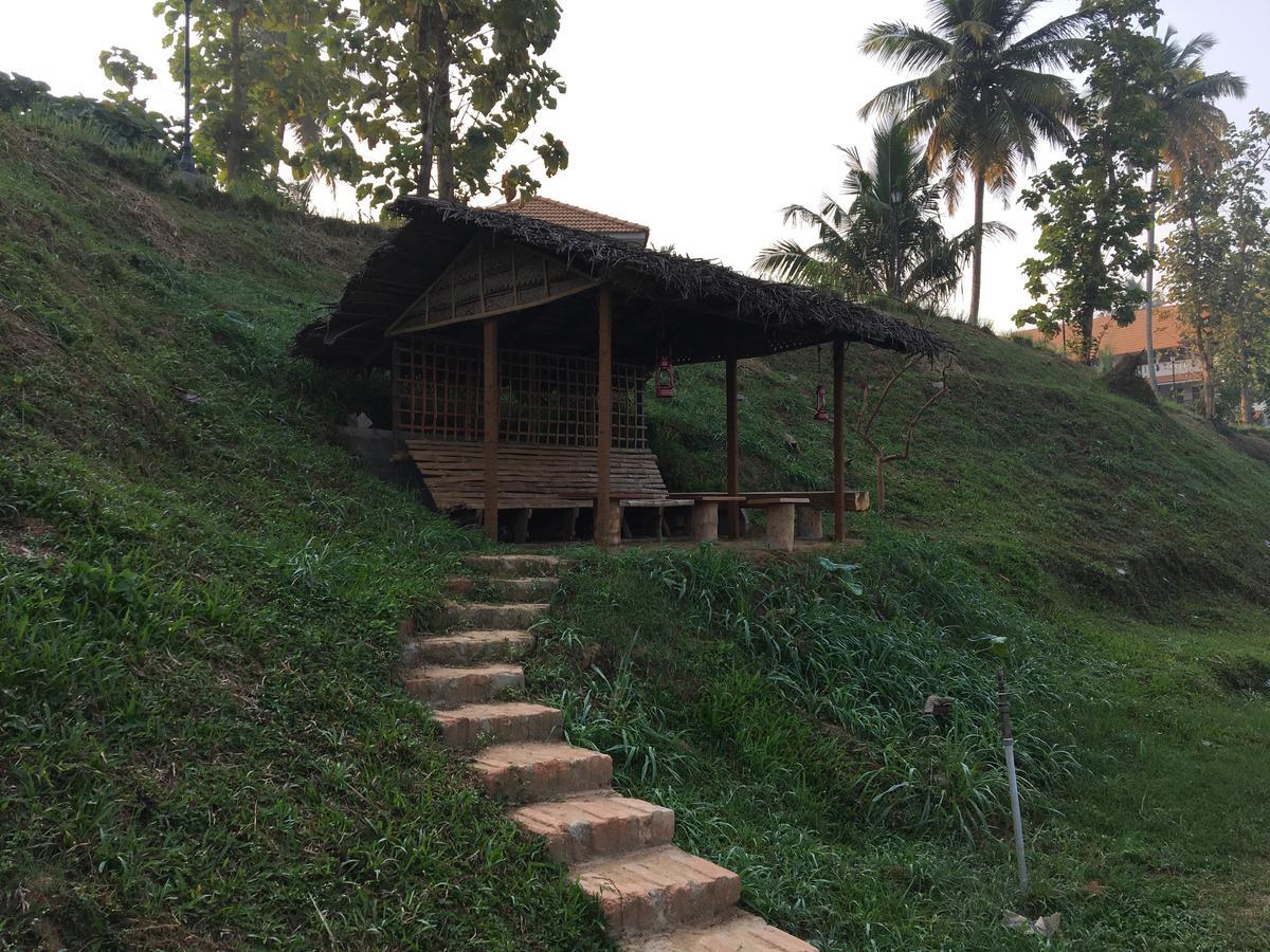 Rasa Gurukul Hotel Kizhake Chalakudi Exterior photo